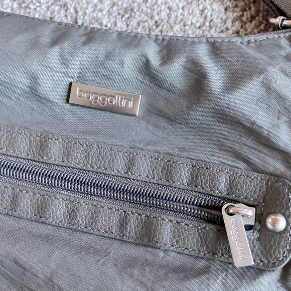 NEW WITHOUT TAG BAGGALLINI GRAY CROSSBODY BAG - Picture 3 of 6